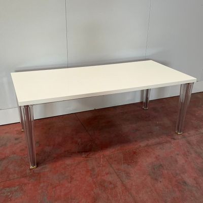 une image représentant une table blanche dans une pièce