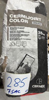 un sac de ciment posé sur une palette