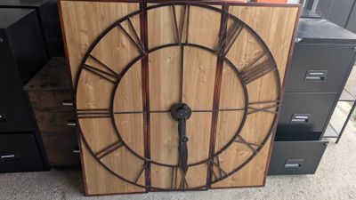 une armoire en bois surmontée d'une grande horloge