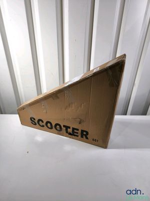 une boîte en carton sur laquelle est posé un scooter