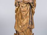 l'image d'une statue représentant une femme tenant un bébé dans ses bras