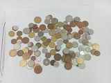 beaucoup de pièces dans une boîte blanche posée sur une table