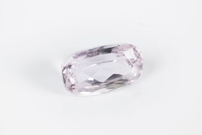 Kunzite ovale sur papier avec son certificat mentionnant: 5,…