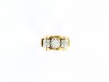 une image d'une bague en diamant sur fond blanc