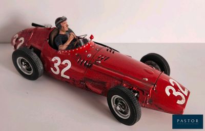 une maquette rouge d'une voiture de course avec un homme au volant