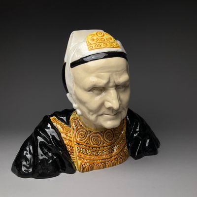 une image représentant un buste en céramique d'un homme portant une couronne