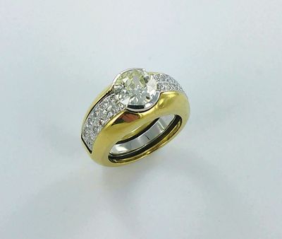 gros plan d'une bague en diamant sur une surface blanche