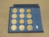 une boîte de pièces d'or posée sur une table