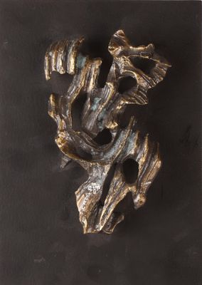 une image représentant une sculpture en bronze représentant une fleur sur une surface noire