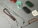 beaucoup de chapelets et d'autres objets religieux sur la table