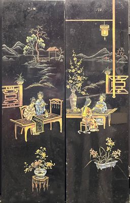 CHINE. Ensemble de deux panneaux en laque à décor de femmes …