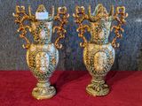 deux vases posés sur une table rouge