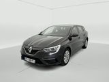 Une voiture grise est garée dans une pièce blanche au sol blanc.