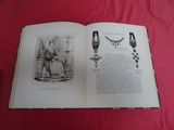 un livre ouvert sur lequel figure le dessin d'un homme
