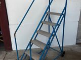 un chariot d'escalier en métal bleu muni d'une main courante bleue