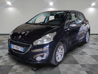 la voiture noire est garée dans le garage sur le sol en damier