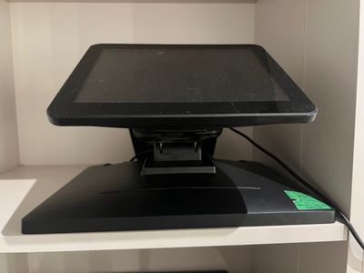 une tablette posée sur une étagère dans un placard