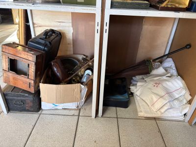 beaucoup d'objets posés sur le sol