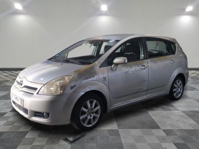 la photo d'une voiture argentée garée dans un garage