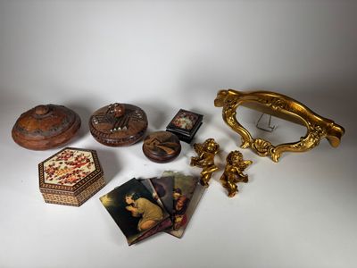 un grand nombre d'objets posés sur une table