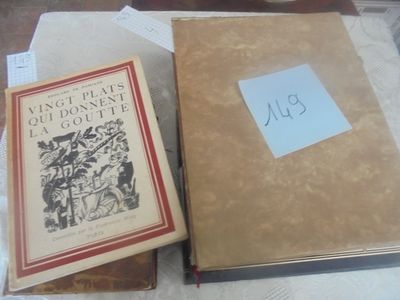deux livres posés l'un à côté de l'autre sur une table