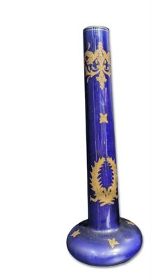 un vase bleu orné d'un motif doré