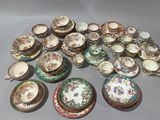 de nombreux types de tasses à thé et de soucoupes sur la table
