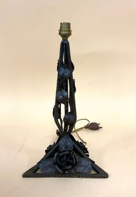 l'image d'une lampe posée sur une table