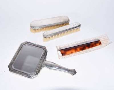 WMF - 2 BROSSES et 1 FACE A MAIN montés en argent (835/1000)…