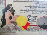 une photo d'une femme assise sur un bateau, portant une médaille