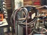 beaucoup de tuyaux et d'autres équipements dans un garage