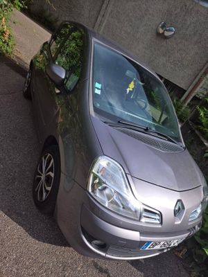 une petite voiture argentée garée sur le bord de la route