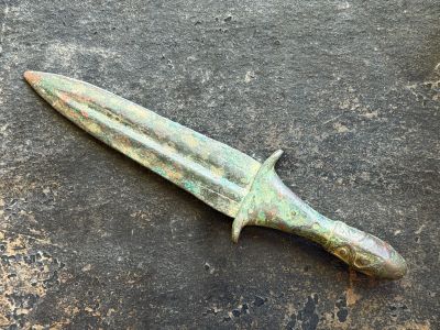 a knife that is laying on the ground on the ground