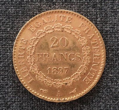 Gros plan sur une pièce d'or ornée d'une couronne.