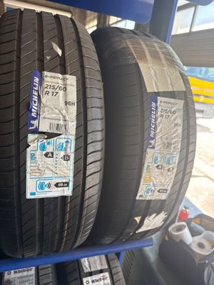 deux pneus sont empilés l'un sur l'autre sur un support