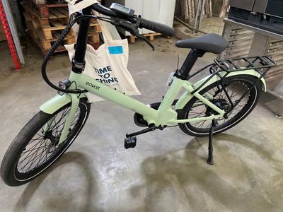 un vélo vert avec un sac à l'arrière