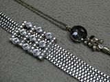un bracelet en argent orné d'une pierre noire et d'une chaîne en argent