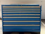 une armoire à outils bleue à cinq tiroirs dans un garage