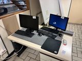 un bureau sur lequel se trouvent deux ordinateurs et une souris