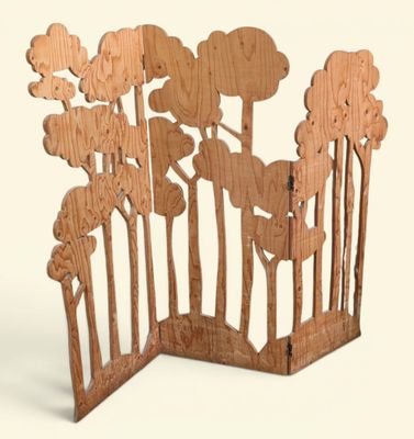 une sculpture en bois représentant une forêt avec des arbres