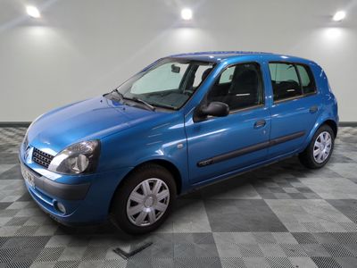la photo d'une voiture bleue garée dans un garage