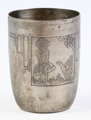 une vieille coupe en argent sur laquelle est représentée une femme et un chien