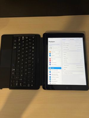 deux ordinateurs portables posés l'un à côté de l'autre sur une table