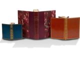 plusieurs livres sont empilés sur une surface blanche