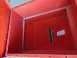une boîte rouge dotée d'une fenêtre