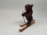 statue d'un ours à skis sur fond blanc