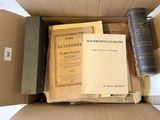 une boîte pleine de livres posée sur une table