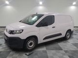 la photo d'une camionnette blanche sur un sol en damier