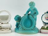 trois figurines assises l'une à côté de l'autre