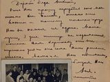 une vieille photo d'un groupe de personnes assises autour d'une table